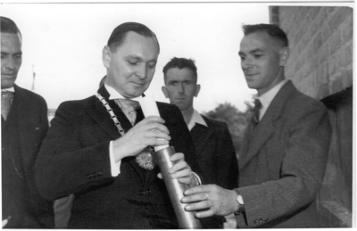 501011 Burgemeester G. Notermans stop een oorkonde in koker, 17.09.1947