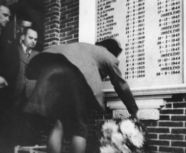 501026 Kranslegging bij het monument voor oorlogsslachtoffers, 1947