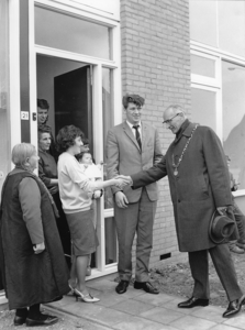 501027 Burgemeester G. van Kemenade feliciteert de 1000 ste bewoners : sleuteloverdracht, 20/05/1947