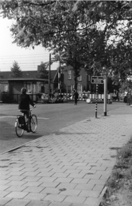 501061 Hoofdstraat met spoorwegovergang, 1964