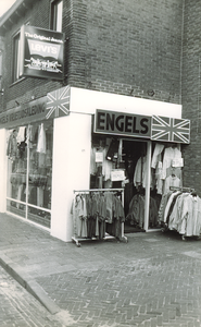 501076 Vestiging van kledingszaak Engels, 1975