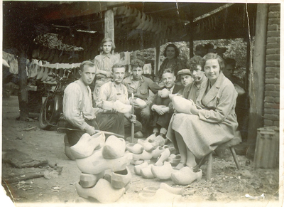 501113 Personeel van klompenmakerij van Laarhoven, 1930