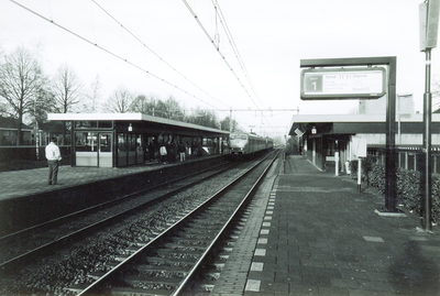 501118 Perron bij station Best, 1980