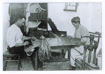 501120 Janus en Cato Looijmans aan het sigarenmaken, 1938
