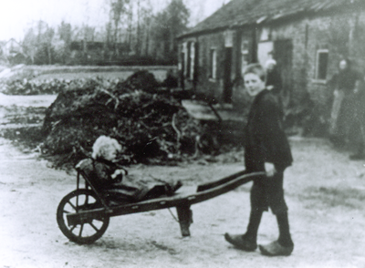 501122 Hannes en Joant van Deursen met de kruiwagen, 1936