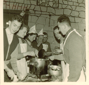 501142 Oliebollen bakken door de scouting van de Sint Jan Don Boscogroep, 1960