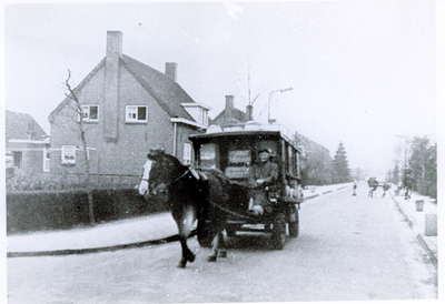 501181 Paard en ventwagen met dhr. L. van Oirschot op de bok, 1968