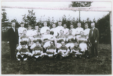 501211 Voetbalelftal van Best Vooruit, 1932