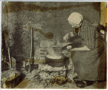 501215 Het koken van een maaltijd door Mevr. Vogels, 1916