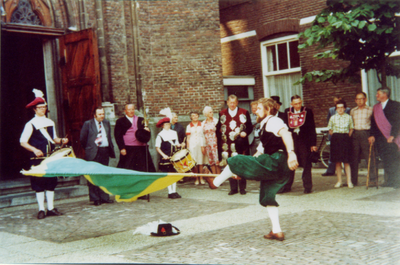 501216 Vendel groet aan Pastoor H. Maas door de Sint Odulphusgilde, 1970