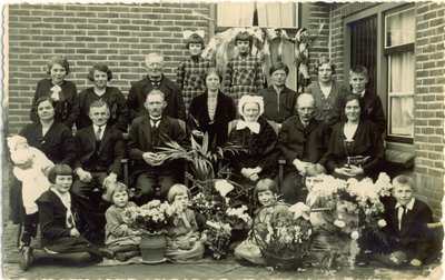 501230 Groepsfoto van familie van de Heuvel, 1936