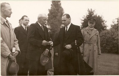 501252 De heer van Gerwen ontvangt een onderscheiding van burgemeester G.F.J. Notermans, 1950
