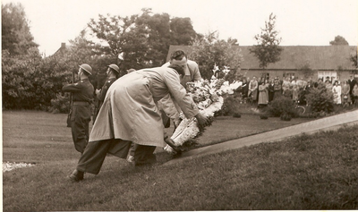 501253 Kranslegging bij het herdenkingsmonument voor oorlogslachtoffers, 04-05-1948