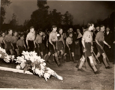 501260 Defileé van de Scouting langs het oorlogsmonument, 04-05-1948