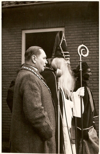 501268 Burgemeester Notermans ontvangt Sint Nicolaas, 1958