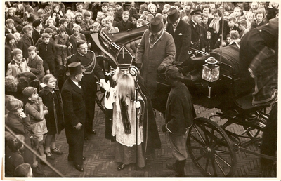 501269 Aankomst van Sint Nicolaas bij het gemeentehuis, 1958