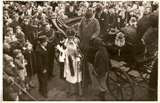 501269 Aankomst van Sint Nicolaas bij het gemeentehuis, 1958