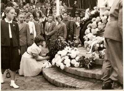 501270 Het leggen van bloemen bij het Joe Mann monument, 17-09-1956