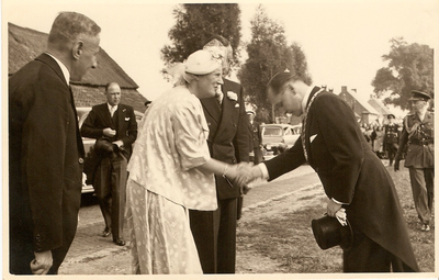 501272 Koninging Juliana word door Burgemeester Notermans ontvangen, 07/09/1949