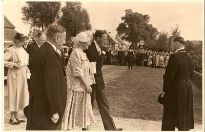 501274 Koninging Juliana en Prins Bernhard bezoeken het oorlogsmonument in het Kruispark, 07/09/1949