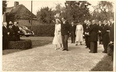 501275 Koninging Juliana en Prins Bernhard bezoeken het oorlogsmonument in het Kruispark, 07/09/1949