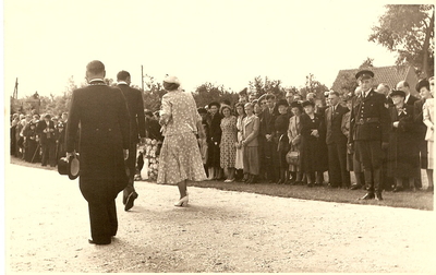 501276 Koninging Luliana en Prins Bernhard bezoeken het oorlogsmonument in het Kruispark, 07/09/1949