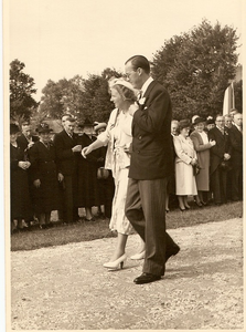 501277 Koninging Juliana en Prins Bernhard bezoeken het oorlogsmonument in het Kruispark, 07/09/1949