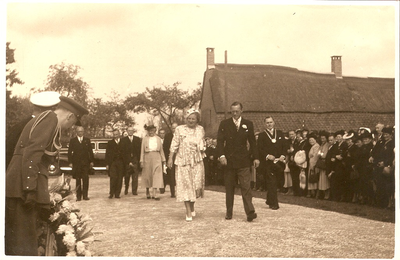 501278 Koninging Juliana en Prins Bernhard bezoeken het oorlogsmonument in het Kruispark, 07/09/1949