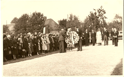 501279 Koninging Juliana en Prins Bernhard nemen de krans in ontvangst, 07/09/1949