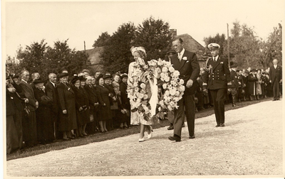501280 Kranslegging door Koninging Juliana en Prins Bernhard bij het oorlogsmonument in het Kruispark, 07/09/1949