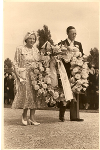 501281 Kranslegging door Koninging Juliana en Prins Bernhard bij het oorlogsmonument in het Kruispark, 07/09/1949