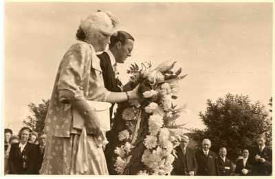 501282 Kranslegging door Koninging Juliana en Prins Bernhard bij het oorlogsmonument in het Kruispark, 07/09/1949
