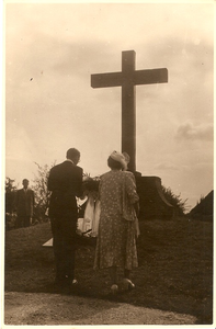 501283 Kranslegging door Koninging Juliana en Prins Bernhard bij het oorlogsmonument in het Kruispark, 07/09/1949