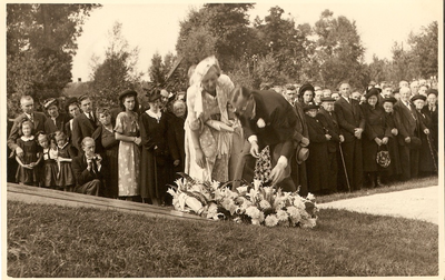 501284 Kranslegging door Koninging Juliana en Prins Bernhard bij het oorlogsmonument in het Kruispark, 07/09/1949