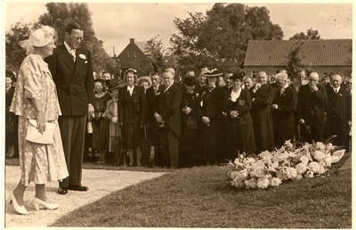 501286 Kranslegging door Koninging Juliana en Prins Bernhard bij het oorlogsmonument in het Kruispark, 07/09/1949