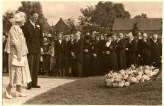 501286 Kranslegging door Koninging Juliana en Prins Bernhard bij het oorlogsmonument in het Kruispark, 07/09/1949