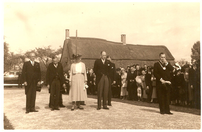 501287 Kranslegging door Koninging Juliana en Prins Bernhard bij het oorlogsmonument in het Kruispark, 07/09/1949