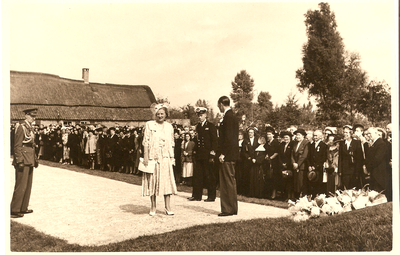 501288 Kranslegging door Koninging Juliana en Prins Bernhard bij het oorlogsmonument in het Kruispark, 07/09/1949