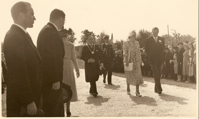 501289 Kranslegging door Koninging Juliana en Prins Bernhard bij het oorlogsmonument in het Kruispark, 97/09/1949