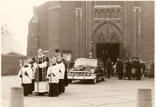 501303 Begrafenisstoet verlaat de Sint Odulphuskerk , 18-02-1960