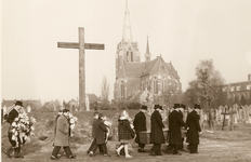 501304 Begrafenisstoet op de begraafplaats, 18-02-1960