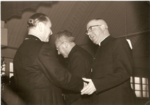 501320 Pastoor A. Swagemakers feliciteert Burgemeester G.F.J. Notermans, 03-1959
