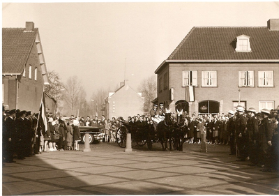501325 Aankomst bij Sint Odulphuskerk van Burgemeester G. Notermans, 03-1959