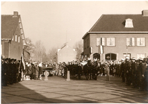 501325 Aankomst bij Sint Odulphuskerk van Burgemeester G. Notermans, 03-1959