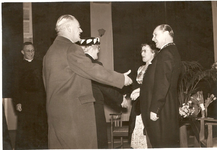 501342 Dhr. A. van Heeswijk feliciteert Burgemeester G. Notermans, 03-1959