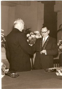 501348 Burgemeester G. Notermans feliciteert L. Rooijackers, 22-10-1958