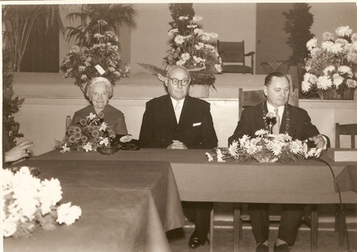 501350 De heer en mevrouw Rooijackers met Burgemeester G. Notermans, 22-10-1958