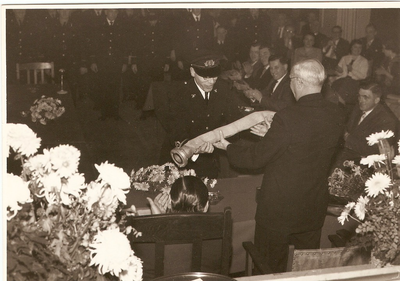 501353 Afscheidscadeau van de brandweer aan L. Rooijckers, 22-10-1958