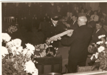 501353 Afscheidscadeau van de brandweer aan L. Rooijckers, 22-10-1958