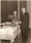 501358 De heer en mevrouw Rooijackers bij de cadeautafel, 22-10-1958